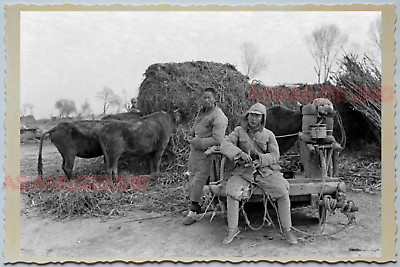 WW2 CHINA NANKING ARMY SOLDIER COW BARN YARD HAY STACK Vintage Photo A04 中国旧老照片