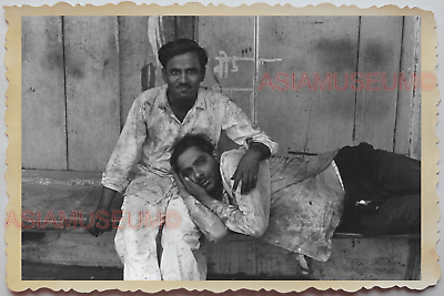 40s MAN PORTRAIT STREET SCENE GAY BOMBAY SHOP STORE B&W Vintage INDIA Photo 157