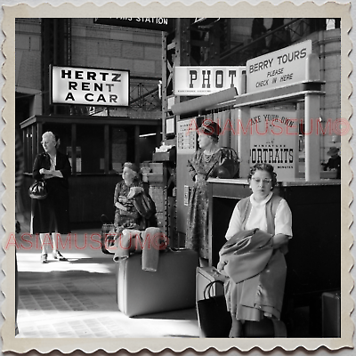 40s USA CHICAGO TRAIN UNION STATION SHOP WOMEN TICKET KIOSK Vintage Photo S10362