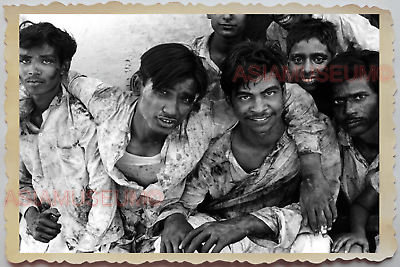 40s INDIA PORTRAIT STREET SCENE GROUP MEN HUG GAY WAR B&W Vintage Photograph 831