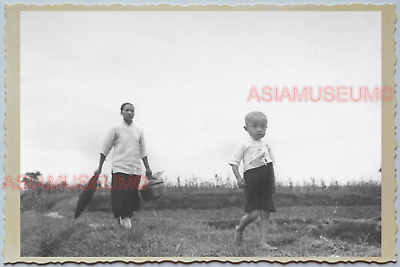 WW2 CHINA NANKING VILLAGE BOY GRANDMA WALKING PLAYING Vintage Photo A24 中国旧老照片