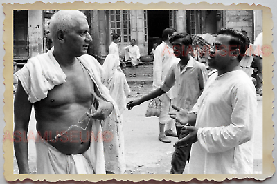 40s Devotee Gay Painted Face Party Pray Hug Street Scene Vintage INDIA Photo 889