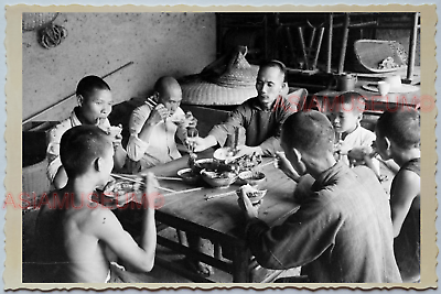 WW2 CHINA GROUP MEN TOPLESS DINING KITCHEN GAY BOY OLD Vintage Photo A07 中国旧老照片