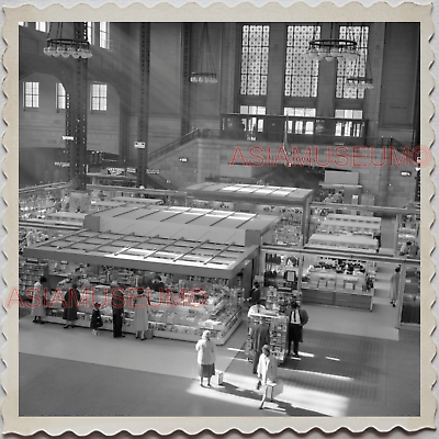 40s USA CHICAGO TRAIN UNION STATION SHOP WOMEN VENDOR GIFT Vintage Photo S10277