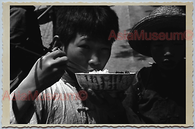 WW2 CHINA SHANGHAI STREET SCENE BOY EATING FOOD  OLD Vintage Photo 中国上海老照片 288