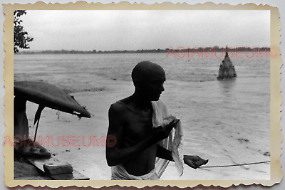 40s Devotee Gay Face Pray River Beach Bald Street Scene Vintage INDIA Photo 1038