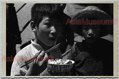 WW2 CHINA SHANGHAI STREET SCENE BOY FOOD MARKET OLD Vintage Photo 中国上海老照片 271