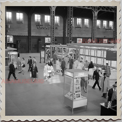 40s USA America CHICAGO UNION TRAIN STATION SHOPS WOMEN Vintage Photograph S8198