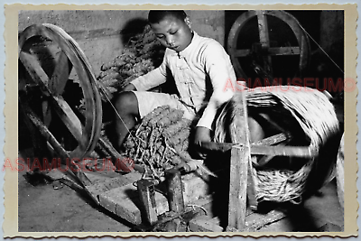 WW2 CHINA NANKING SHANGHAI BOY YOUNG MAN WORKER STRAW Vintage Photo A19 中国旧老照片