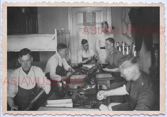 WWii D-DAY NORMANDY EUROPE ARMY SOLDIER Barrack Shine Shoe Room War Photo A31