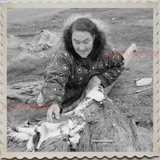 50s UTQIAGVIK NORTH SLOPE BARROW ALASKA WALRUS MEAT WOMEN VINTAGE USA Photo 7634