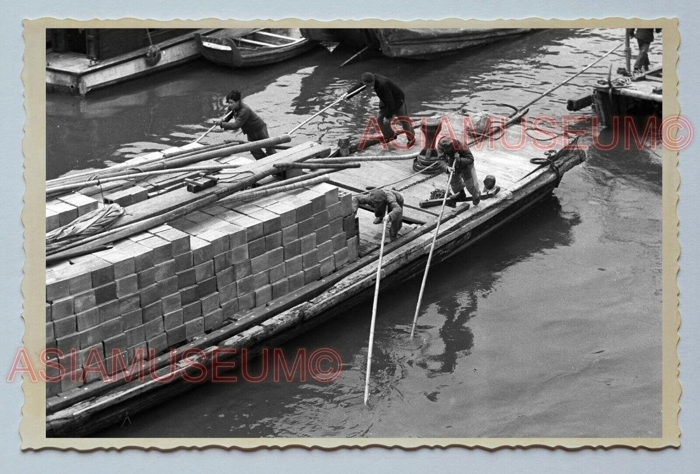 1940s MAN STEERING SAMPAN BOAT RIVER Vintage China Shanghai Photo #194 中国上海老照片