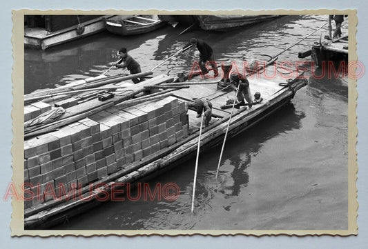 1940s MAN STEERING SAMPAN BOAT RIVER Vintage China Shanghai Photo #194 中国上海老照片