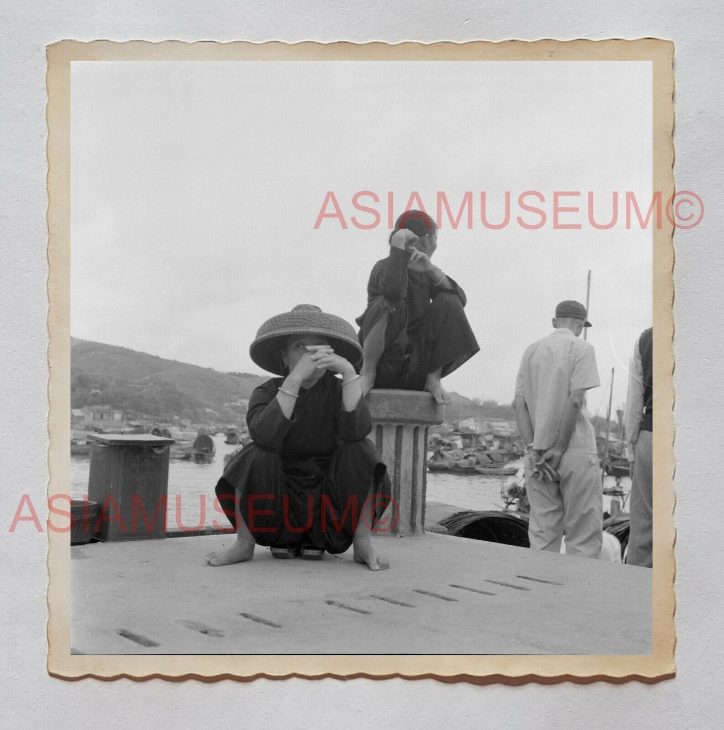 BOAT HOUSE ABERDEEN MAN LADY PIER LIFE B&W Vintage Hong Kong Photo 27085 香港旧照片