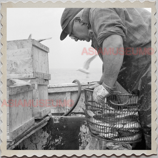 50s GLOUCESTER HARBOR ESSEX MASSACHUSETTS FISH BOAT MAN VINTAGE USA Photo 12605