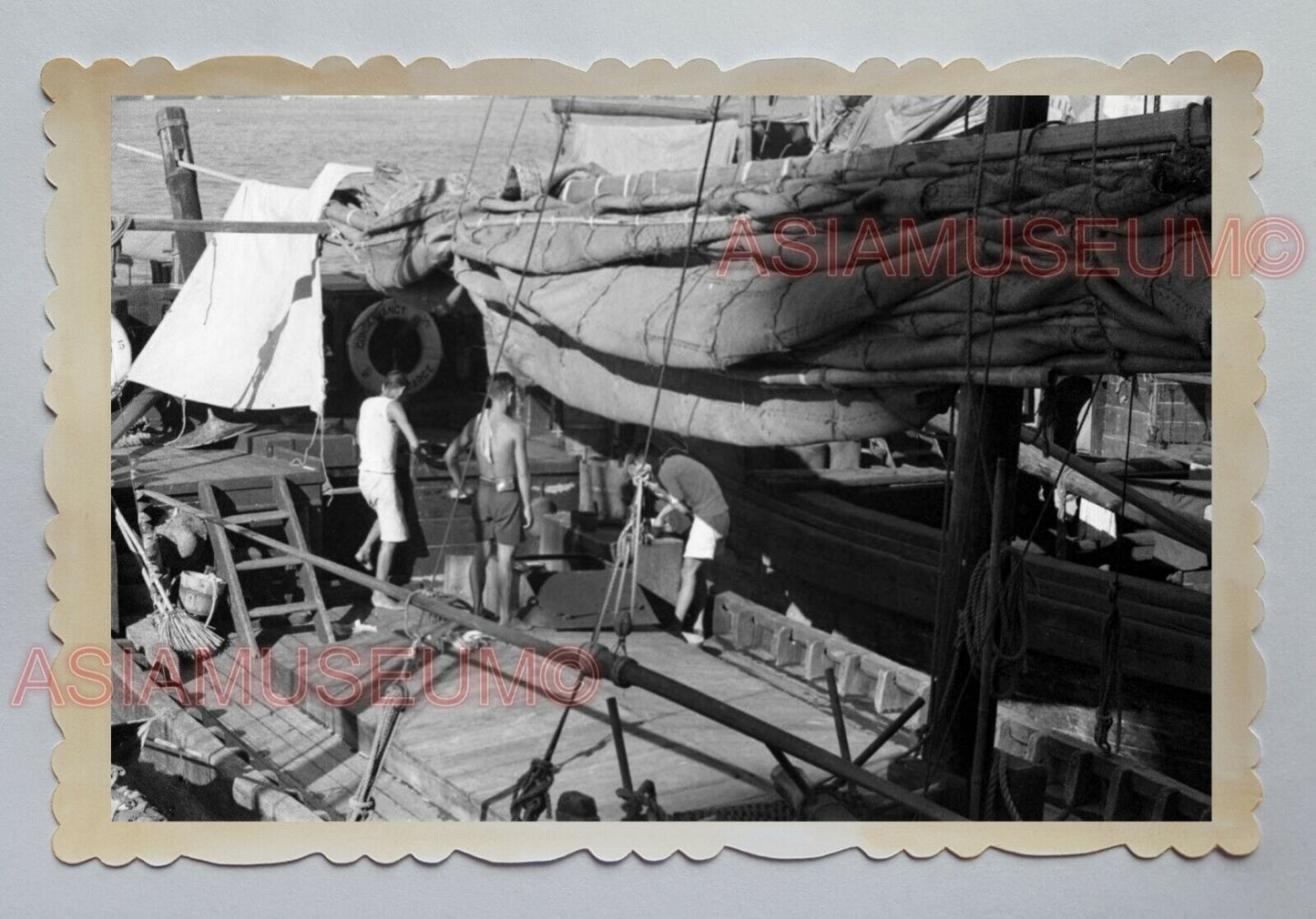 BOAT HOUSE DECK ABERDEEN SHIP SAIL CHINESE JUNK B&W Hong Kong Photo 16615 香港旧照片