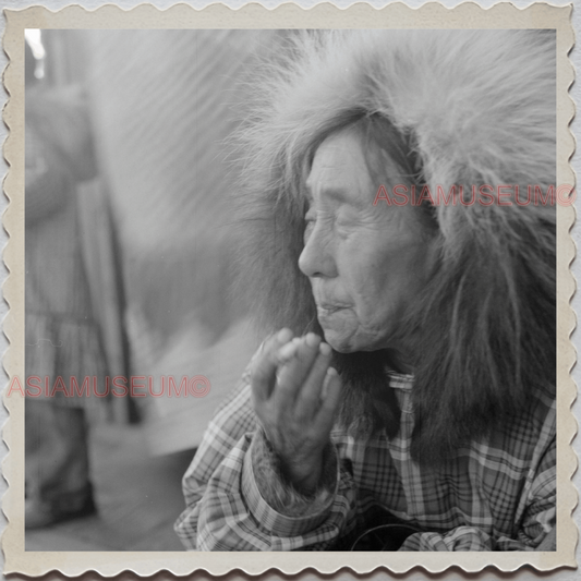 50s UTQIAGVIK NORTH SLOPE BARROW ALASKA WOMEN SMOKING OLD VINTAGE USA Photo 7826