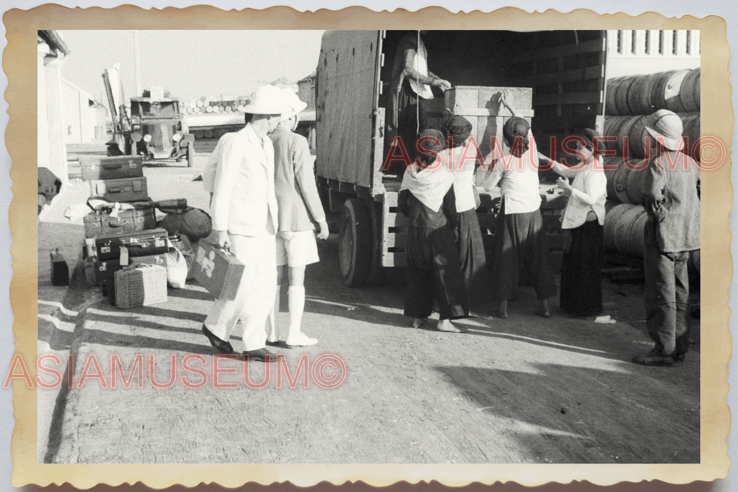 40s WW2 Vietnam HANOI PIER HARBOR COOLIE UNLOAD GOODS TRUCK Vintage Photo 04239