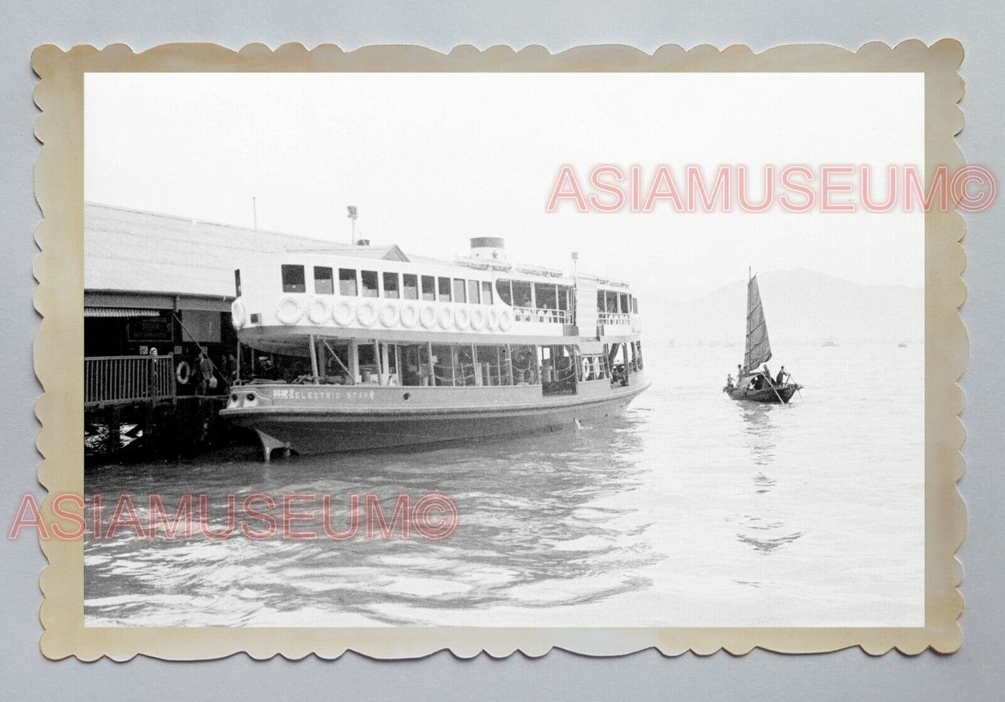 FERRY DOCKED PIER CHINESE JUNK SAIL SHIP BOAT HONG KONG Photograph 23239 香港旧照片