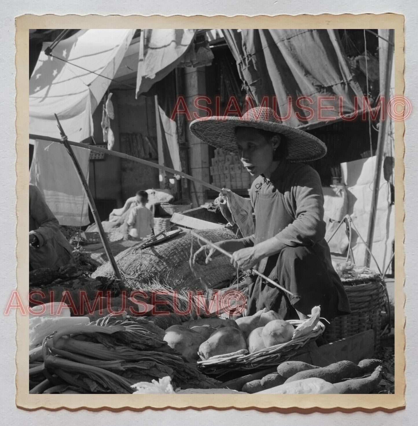 40's Women Lady Fruit Stall Market Scene Hat Vintage Hong Kong Photo 香港旧照片 27452