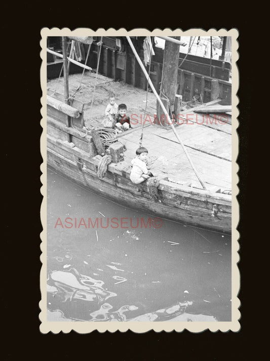 40s ABERDEEN BOAT HOUSE BOY SAMPAN SAIL SHIP B&W Old Hong Kong Photo 香港老相片1747