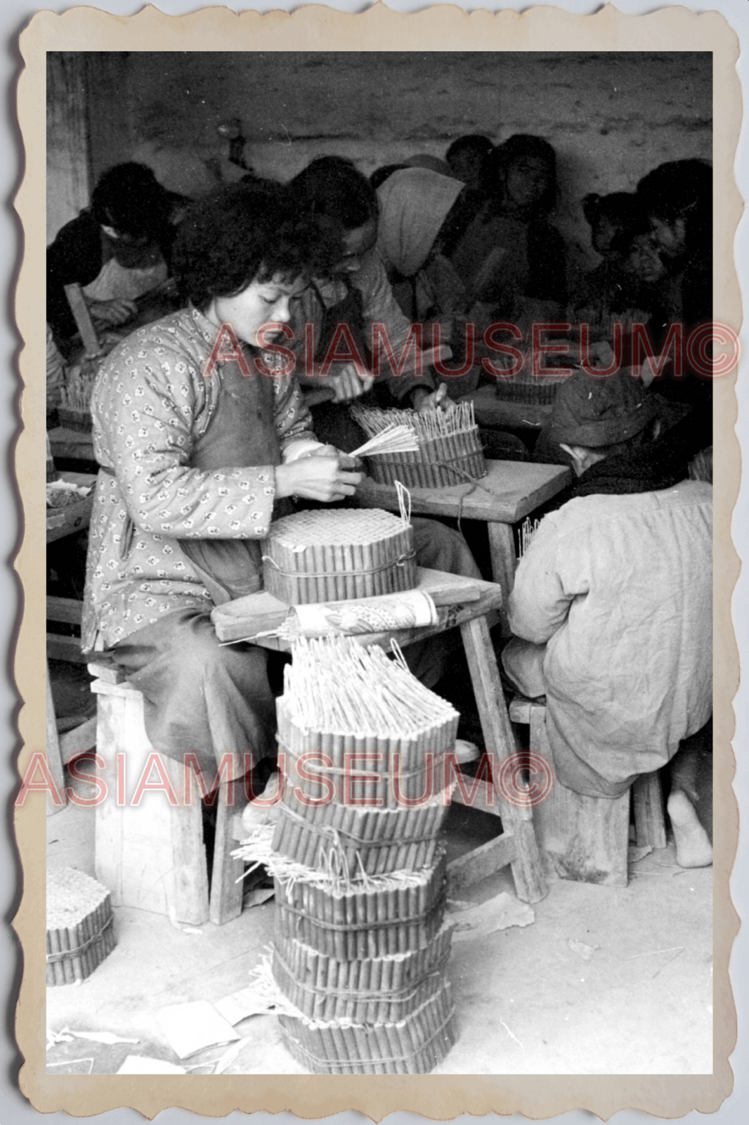 40s MACAU MACAO FIRECRACKER FACTORY WOMEN YOUNG LADY Vintage Photo 澳门旧照片 27772