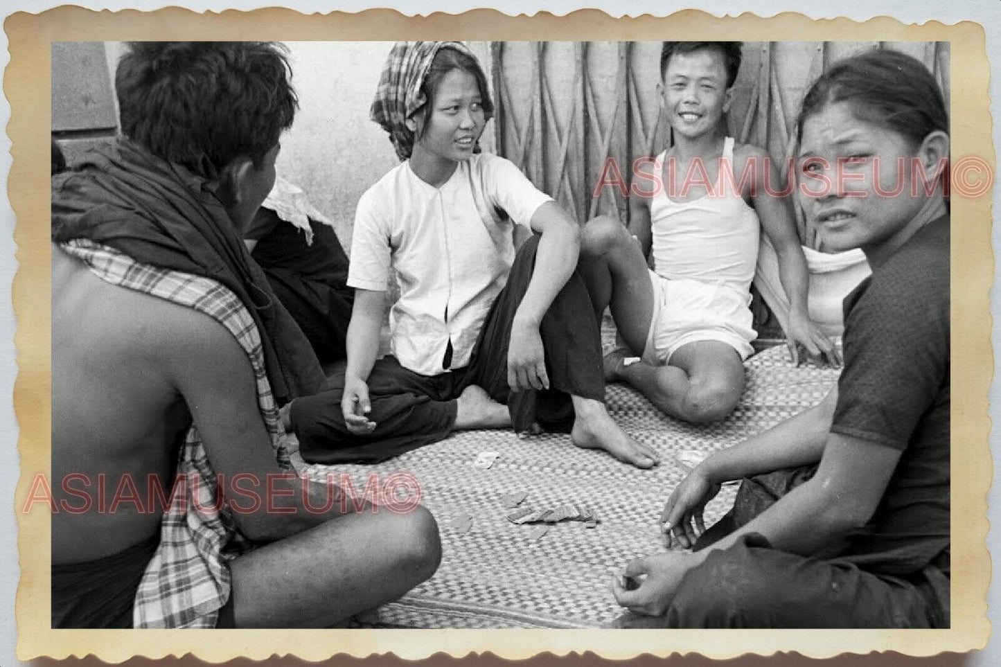 50s Vietnam War Saigon Women Lady Street Scene Gambling Man Vintage Photo #497