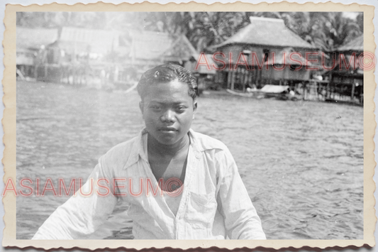 50s PHILIPPINES PORTRAIT YOUNG MAN PORT HOLLAND STILT HOUSE Vintage Photo 29447