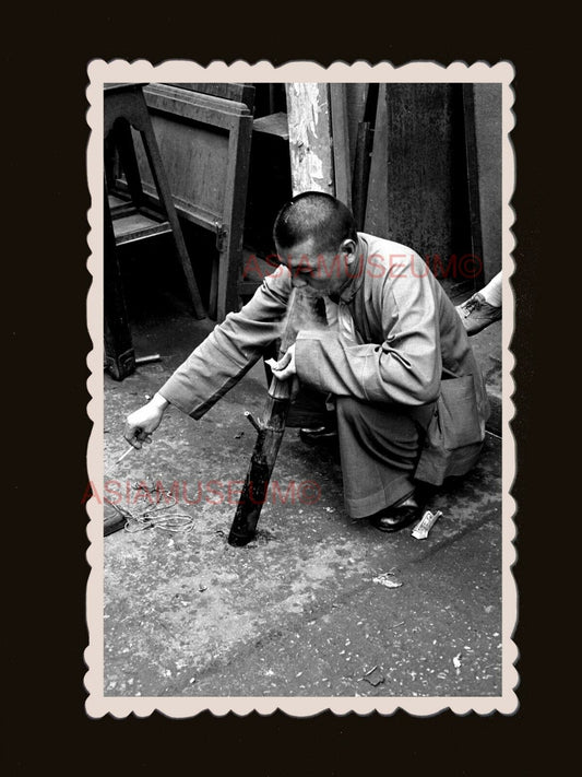 40s Man Smoking Pipe Sidewalk Street Market Central Hong Kong Photo 香港旧照片 #2036