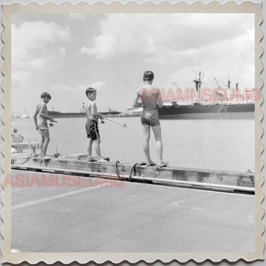 50s HAWAII OAHU HONOLULU WAIKIKI BOY FISHING SEA VINTAGE AMERICA USA Photo 10818