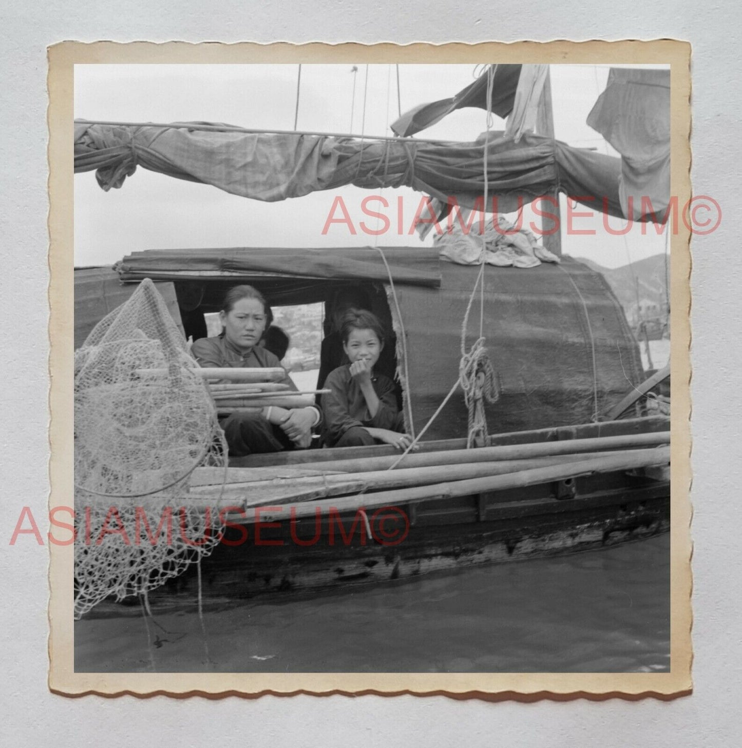 1940s YOUNG GIRL PORTRAIT BOAT HOUSE   B&W Vintage Hong Kong Photo 30293 香港旧照片