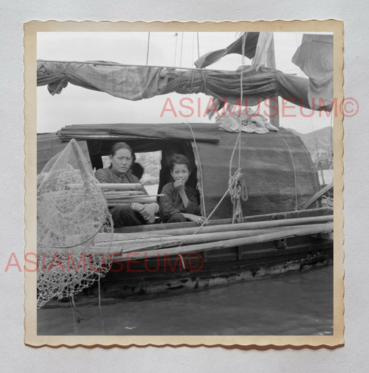 1940s YOUNG GIRL PORTRAIT BOAT HOUSE   B&W Vintage Hong Kong Photo 30293 香港旧照片