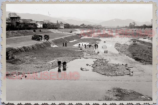 50s JAPAN TOKYO VILLAGER WASHING CLOTHES RIVER WOMEN CAR Vintage Old Photo 25168