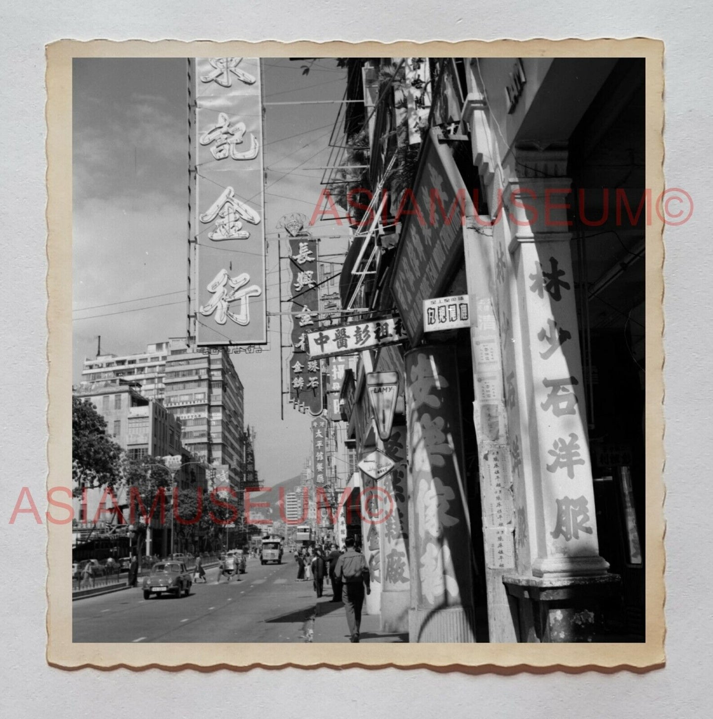 1940s SHEUNG WAN STREET SCENE SHOP SIGN B&W Vintage Hong Kong Photo 29800 香港旧照片