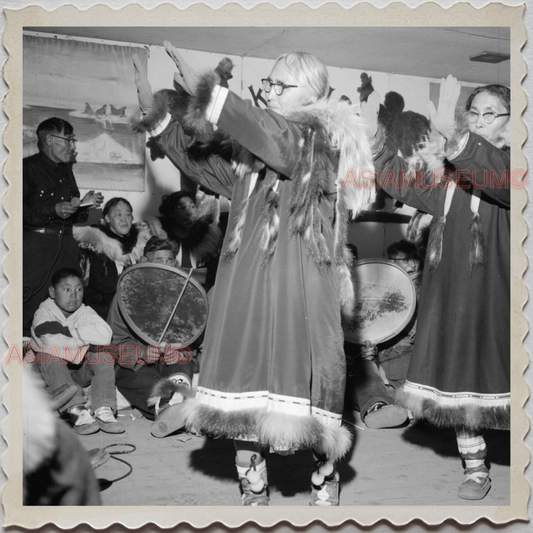 50s UTQIAGVIK NORTH SLOPE BARROW ALASKA WOMEN MAN DANCE VINTAGE USA Photo 7885