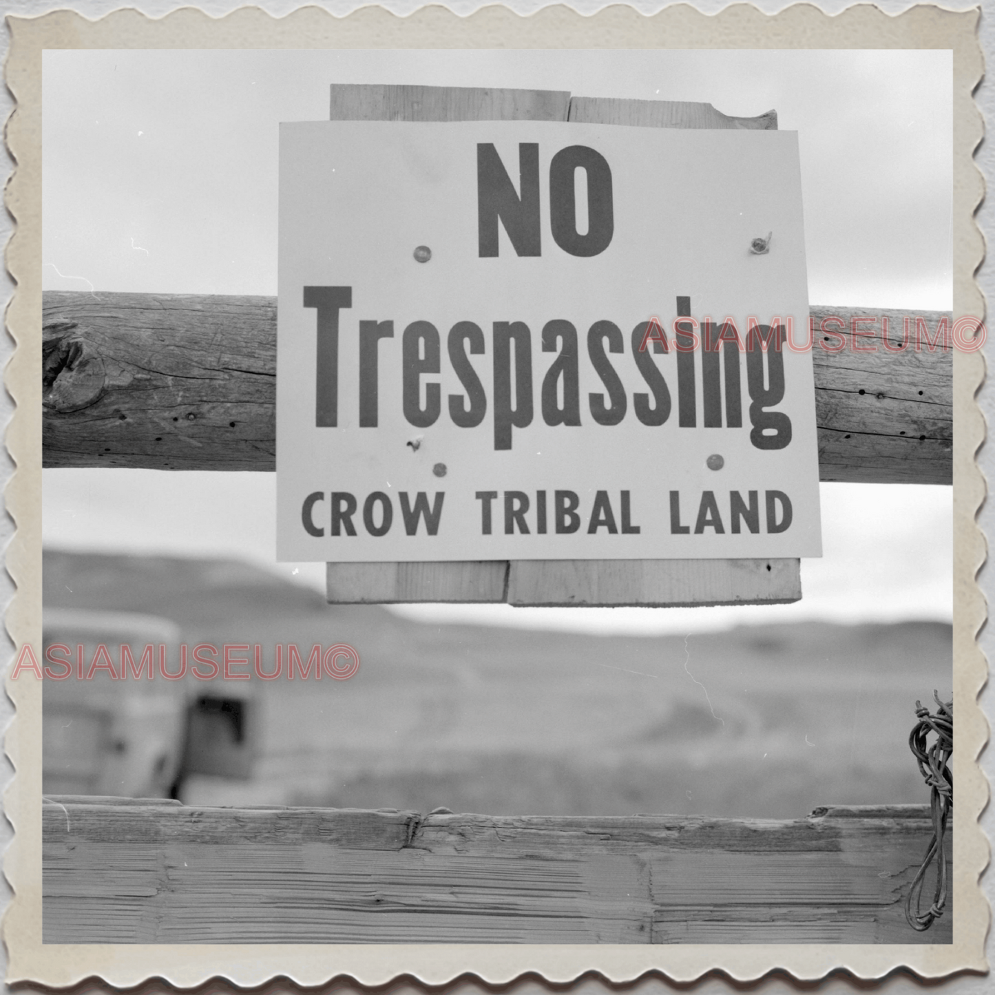 50s CROW TRIBE MONTANA MISSOURI RIVER NATION VILLAGE SIGN VINTAGE USA Photo 8455