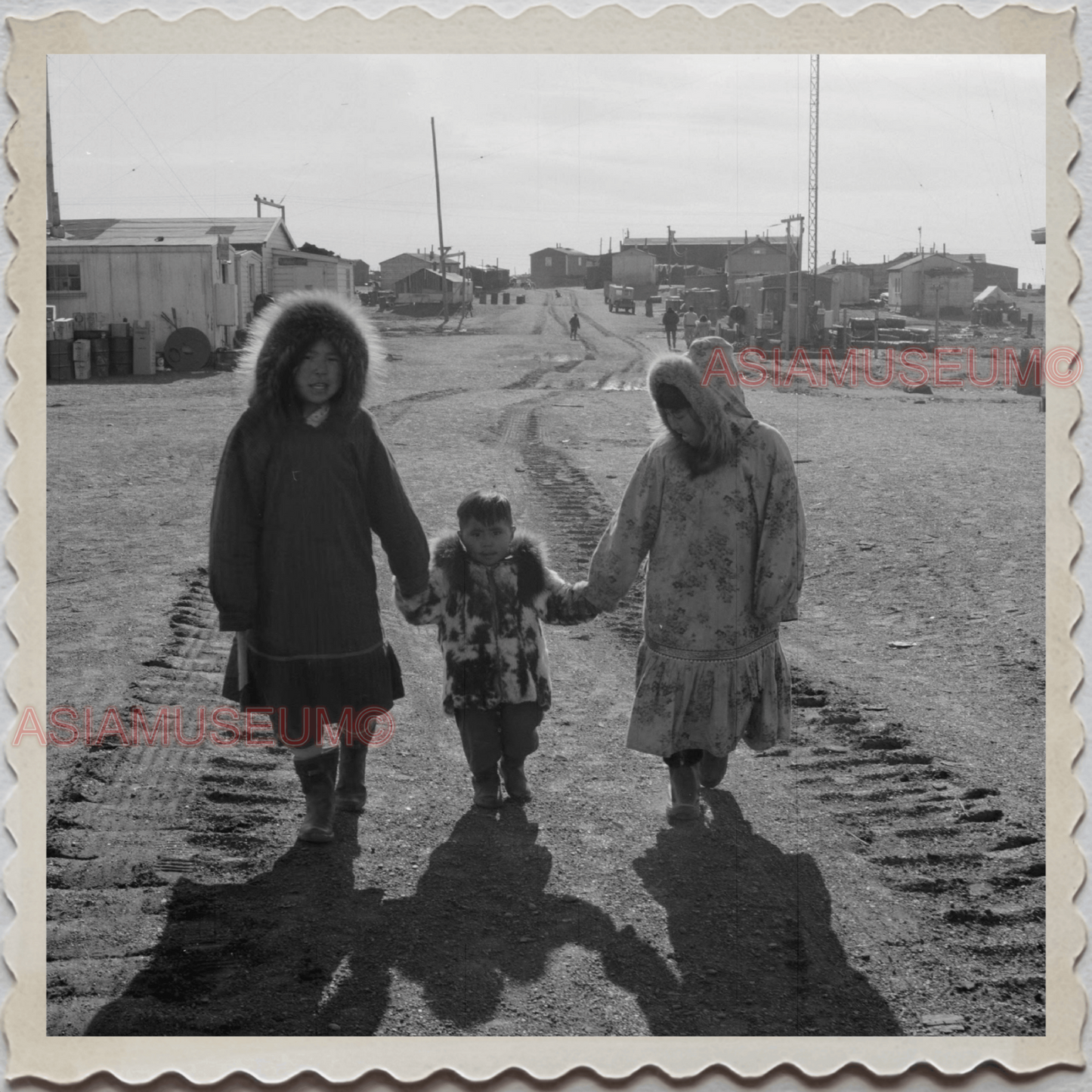 50s UTQIAGVIK NORTH SLOPE BARROW ALASKA CHILDREN WALKING ROAD OLD USA Photo 7960