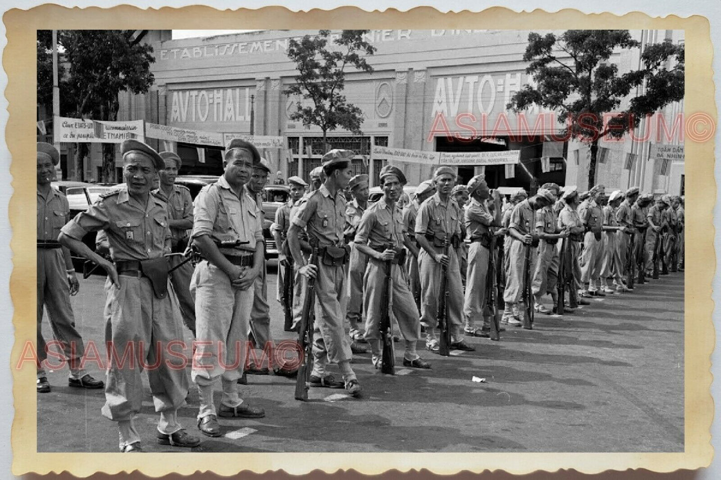 50s Vietnam Saigon Army Soldier Street Line March Store Gun Vintage Photo 1298