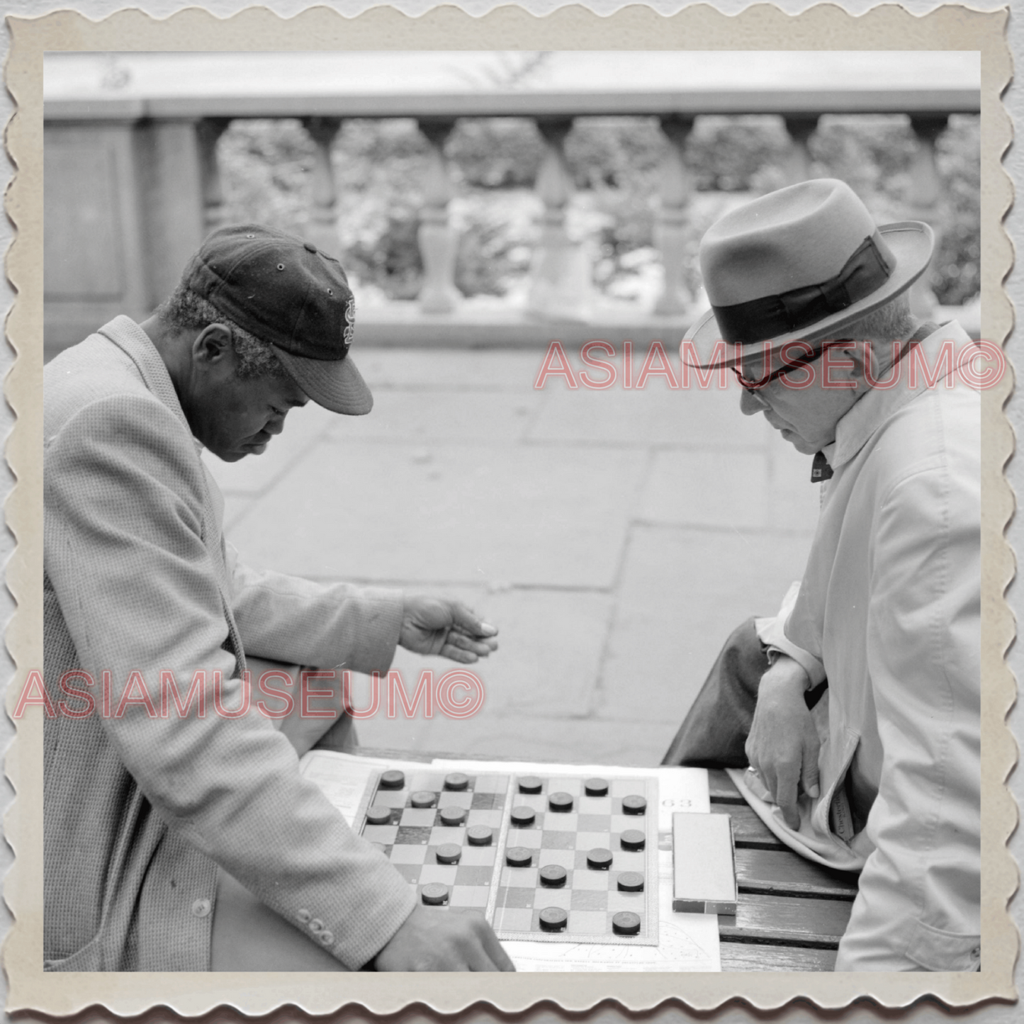 50s MANHATTAN NEW YORK CITY CENTRAL PARK MAN CHECKERS VINTAGE OLD USA Photo 8575