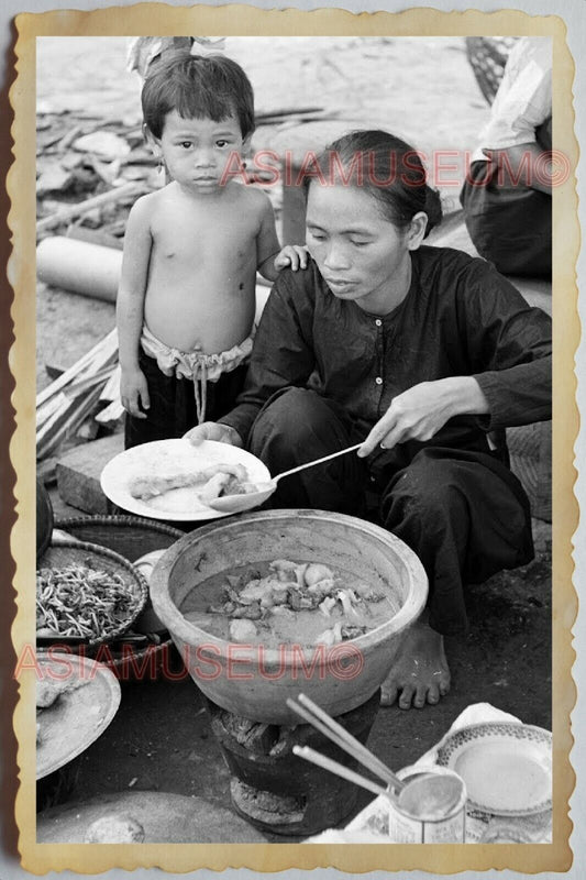 50s Vietnam SAIGON STREET SCENE WOMEN LADY COOK FOOD CHILDREN  Vintage Photo 367