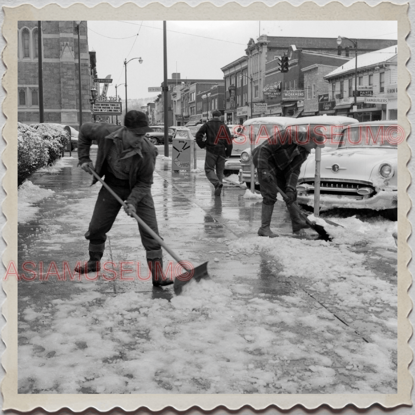 50s SUNBURY NORTHUMBERLAND PENNSYLVANIA MAN CAR CAP SNOW VINTAGE USA Photo 11702