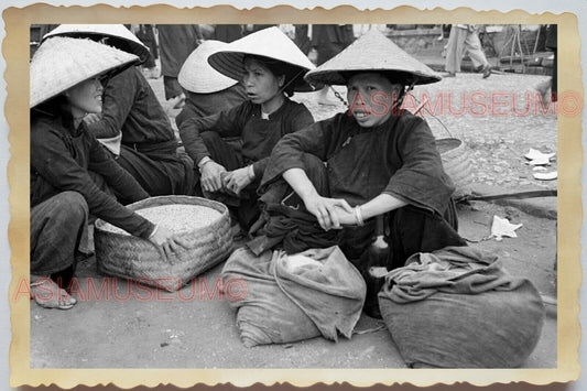 50s Vietnam War Saigon Market Street Scene Lady Seller Hat  Vintage Photo #1023