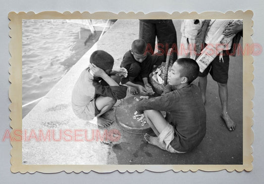 YOUNG MAN BOY PIER SELLING FOOD PLAY HARBOR VINTAGE HONG KONG Photo 23647 香港旧照片