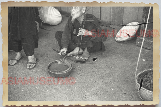 40s WW2 Vietnam HANOI STREET BUSKING OLD MAN ER HU GUITAR ii Vintage Photo 04323