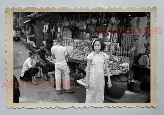 WOMEN STREET FOOD FRUIT VENDOR PRETTY LADY  VINTAGE HONG KONG Photo 23679 香港旧照片