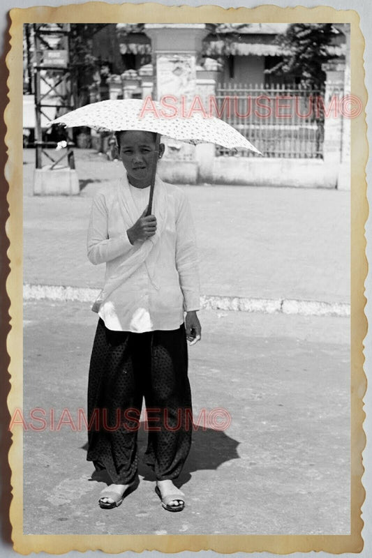 40s Vietnam War SAIGON ORIENTAL LADY STREET SCENE UMBRELLA Vintage Photo 1446