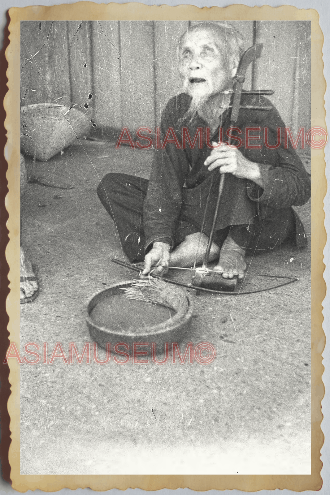 40s Vietnam HANOI STREET BUSKING OLDMAN MUSIC INSTRUMENT BEG Vintage Photo 04333