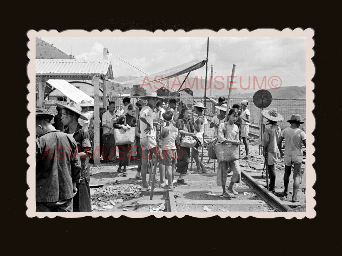 1940's Women Young Lady Cross border Lo Wu Rail Hong Kong Photograph 香港旧照片 #3120