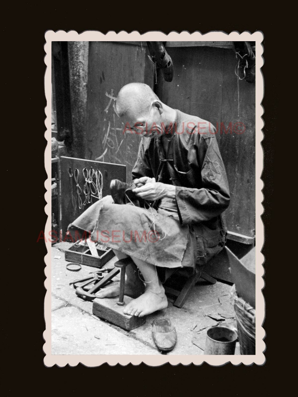 Shoemaker man City Sidewalk Street Repair Shoe Hong Kong Photograph 香港旧照片 #2815