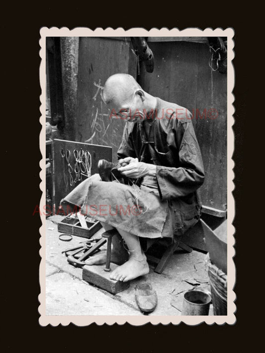 Shoemaker man City Sidewalk Street Repair Shoe Hong Kong Photograph 香港旧照片 #2815